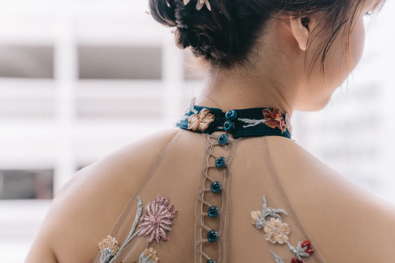 Embroidered flowers on the sheer back of the bride’s dress.