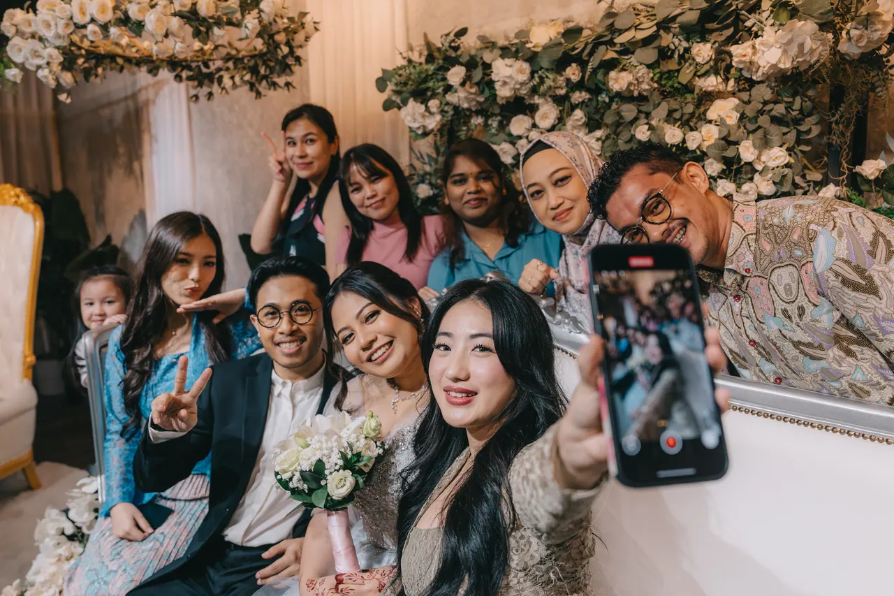 The couple and their friends crowd in for a selfie.