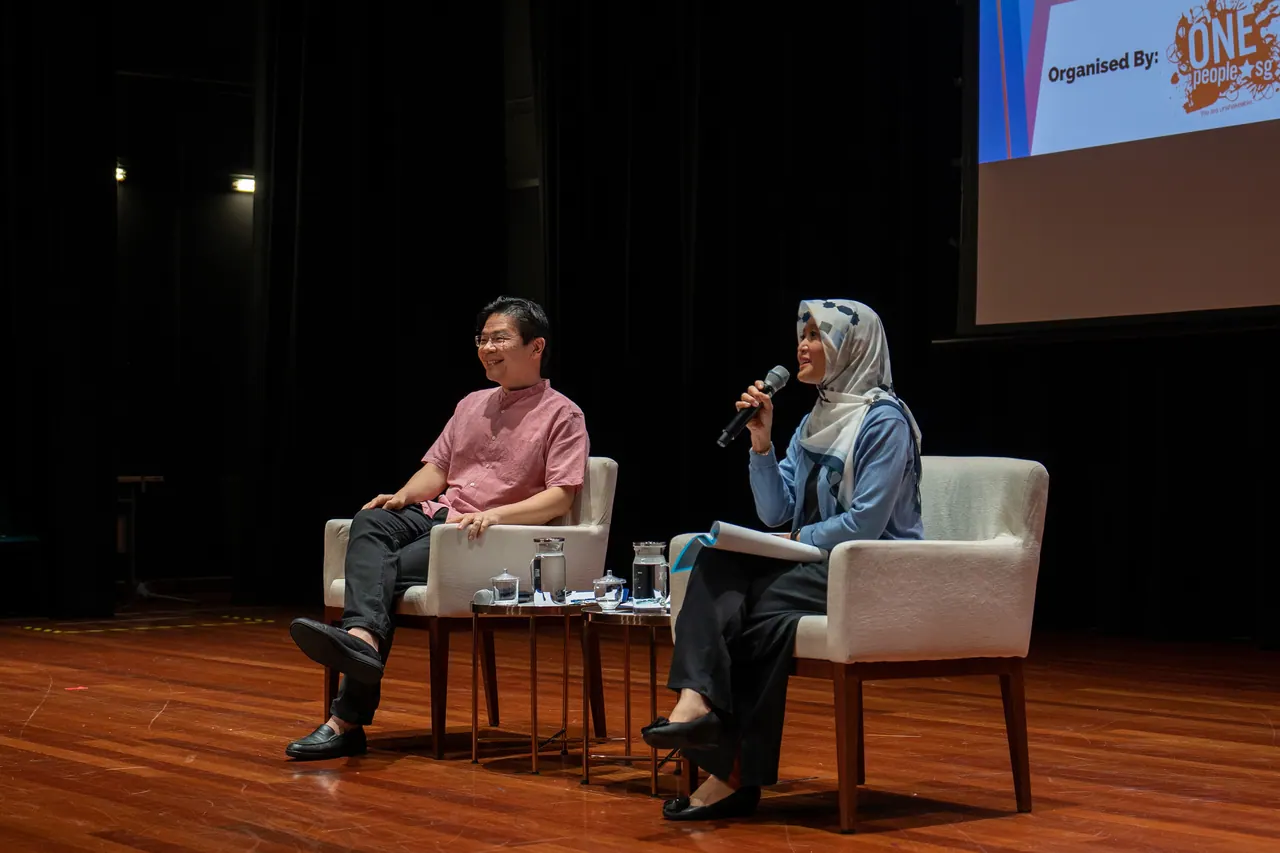 A conversation on stage between two speakers.