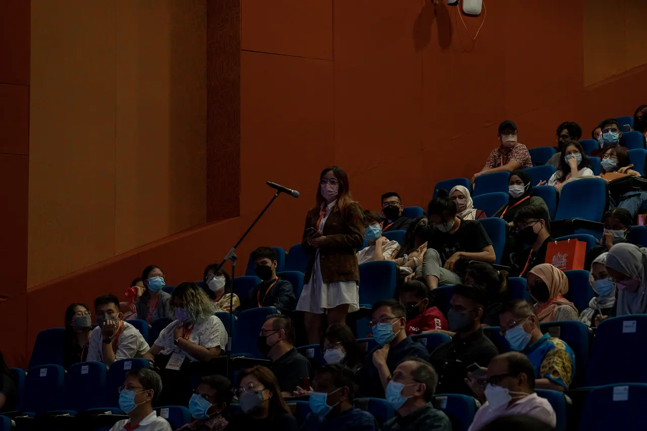 An audience member asks a question.