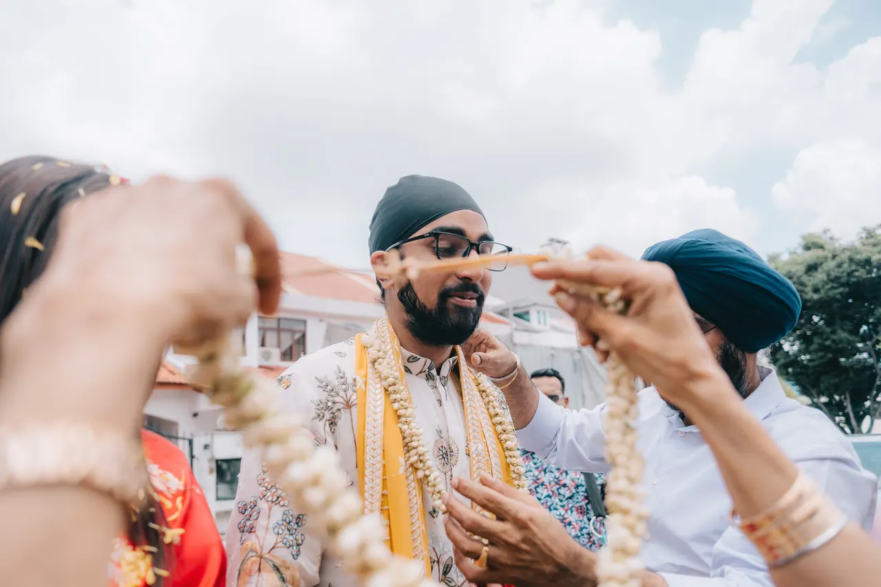 A garland placed around the groom’s neck.
