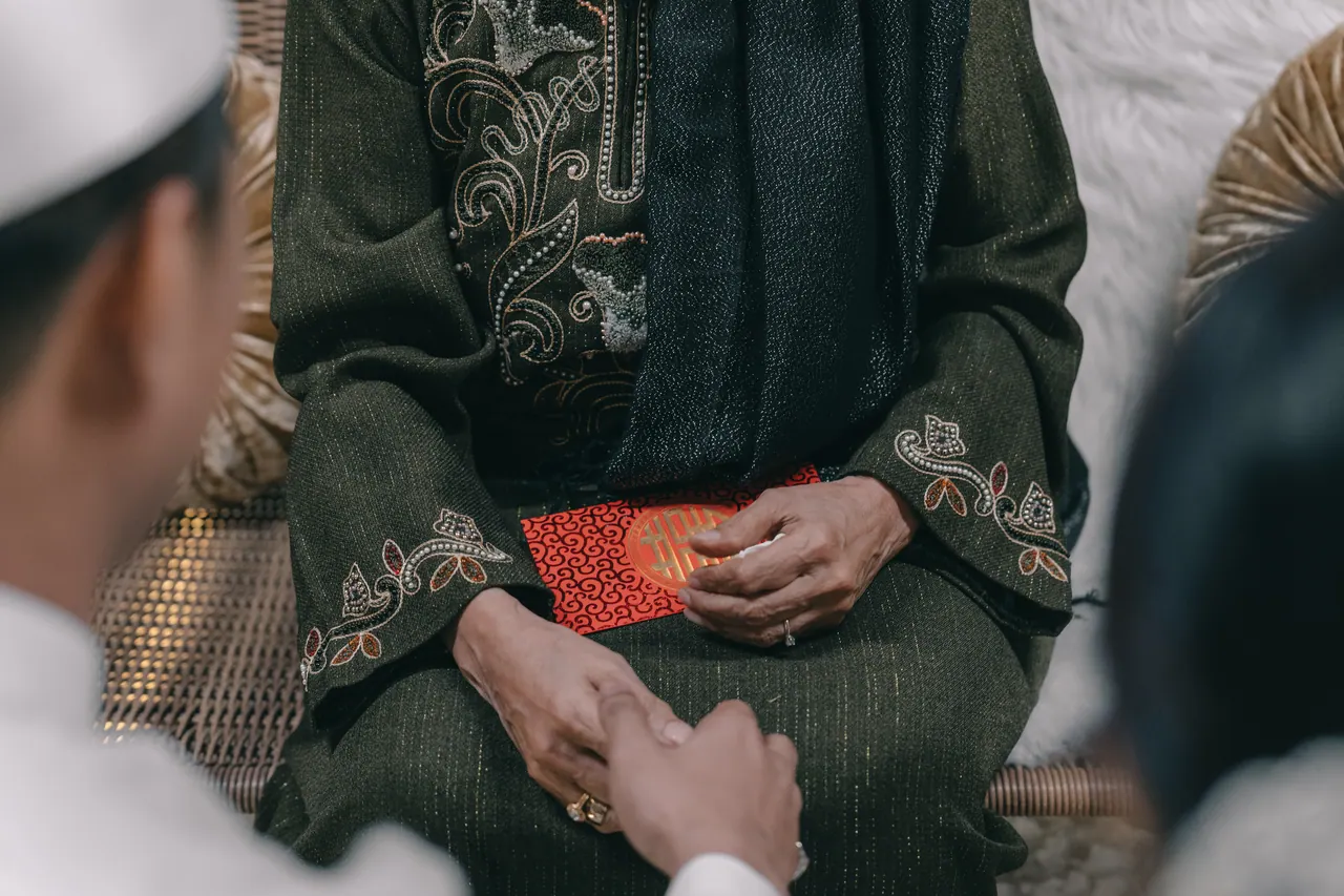 A red packet passes between hands.